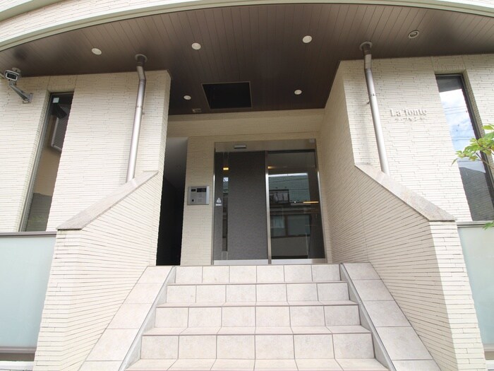 物件外観写真2　(エントランス部分)