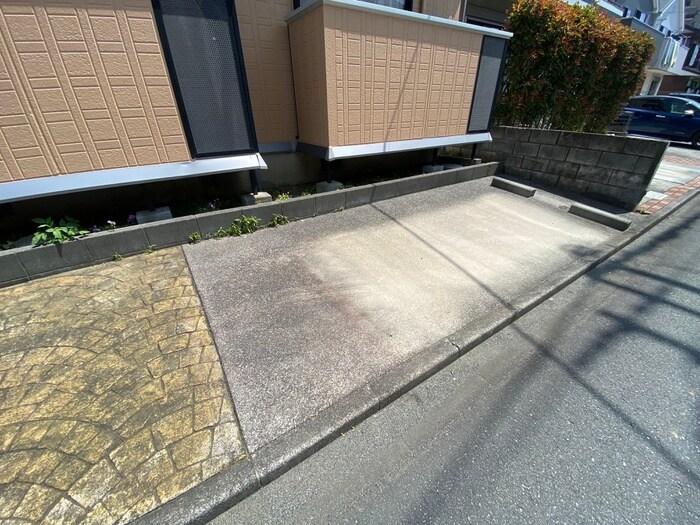 物件外観写真4　(駐車場)