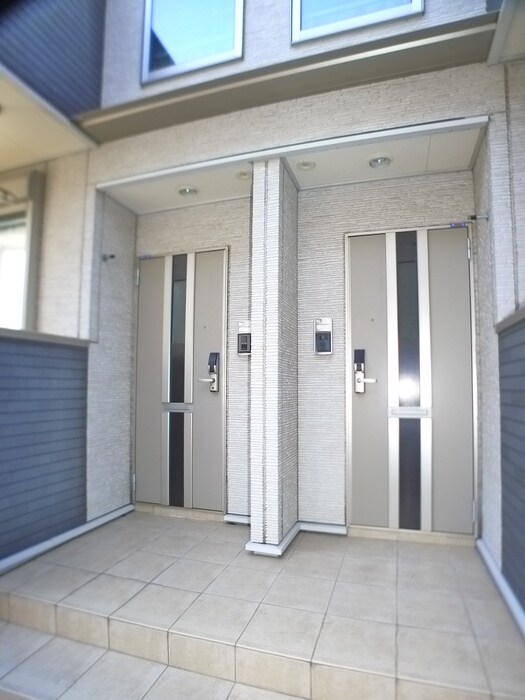 物件外観写真2　(エントランス部分)