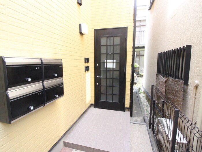 物件外観写真3　(エントランス部分)