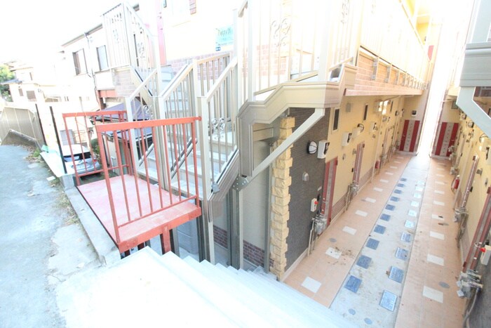 物件外観写真2　(エントランス部分)