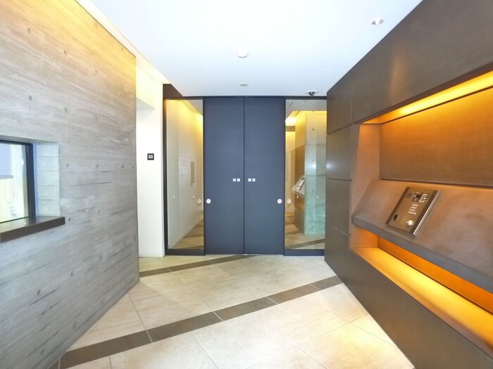 物件外観写真2　(エントランス部分)