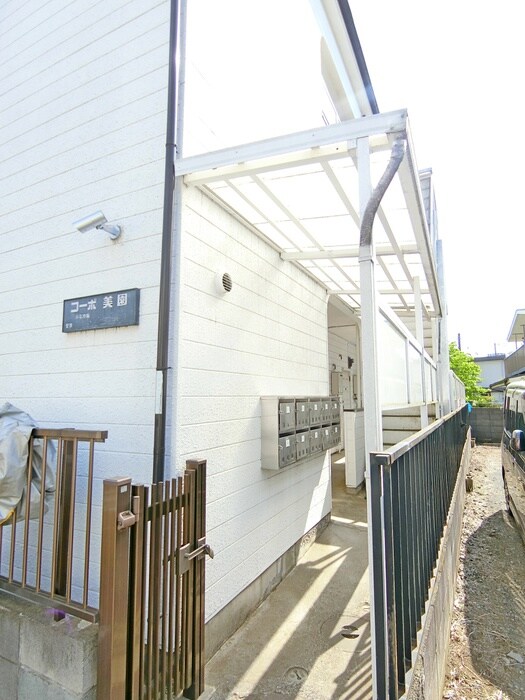 物件外観写真3　(エントランス部分)