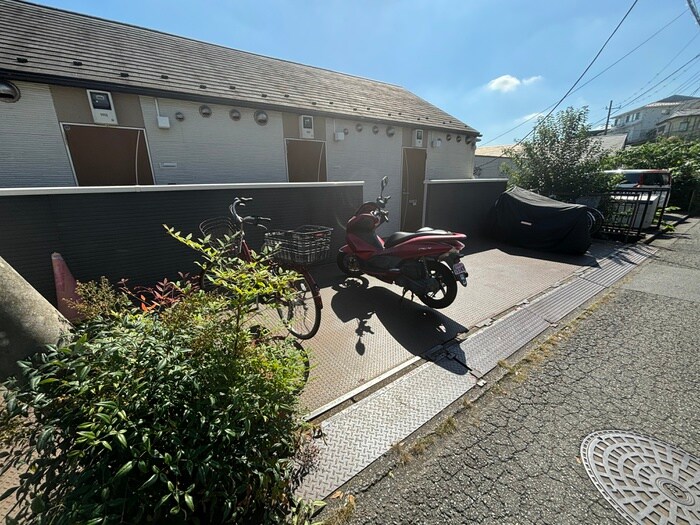 物件外観写真3　(バイク置き場)