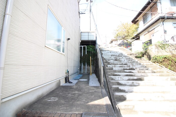 物件外観写真5　(エントランス部分)