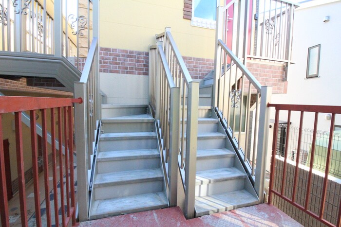 物件外観写真6　(エントランス部分)