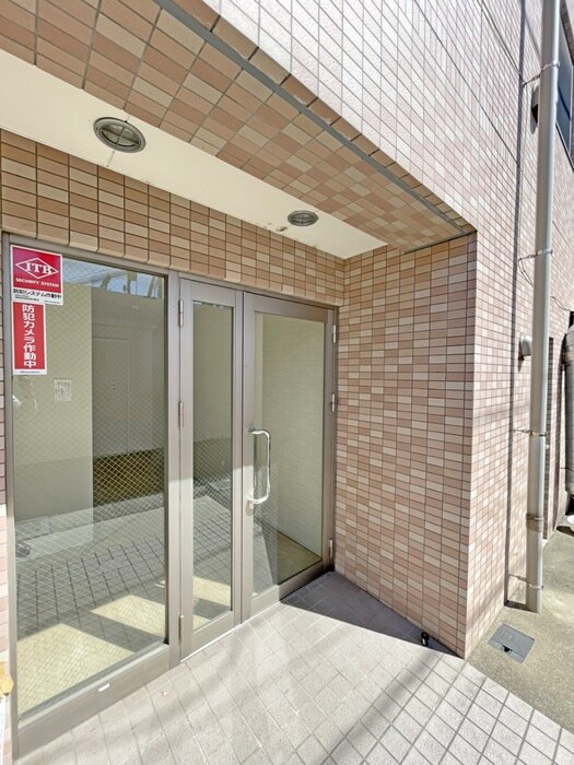 物件外観写真3　(エントランス部分)