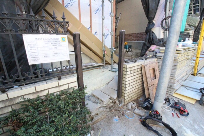 物件外観写真5　(エントランス部分)