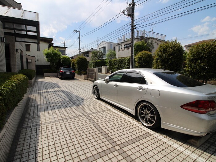 物件外観写真3　(駐車場)