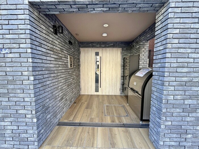 物件外観写真2　(エントランス部分)