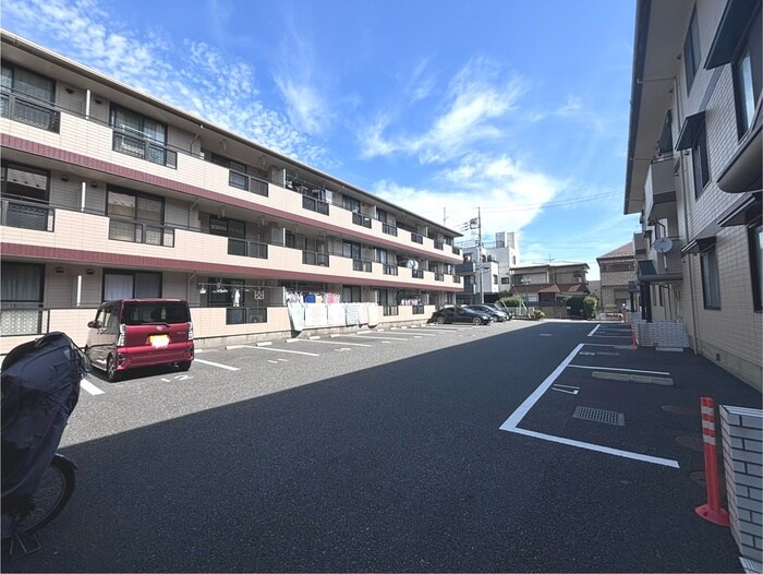 物件外観写真4　(駐車場)