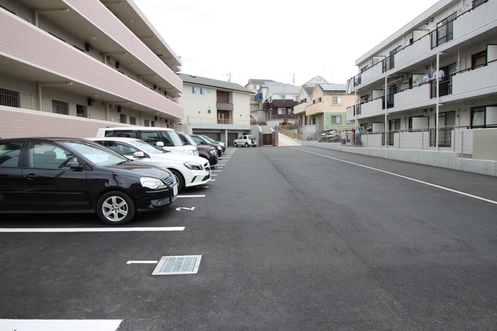 物件外観写真6　(駐車場)