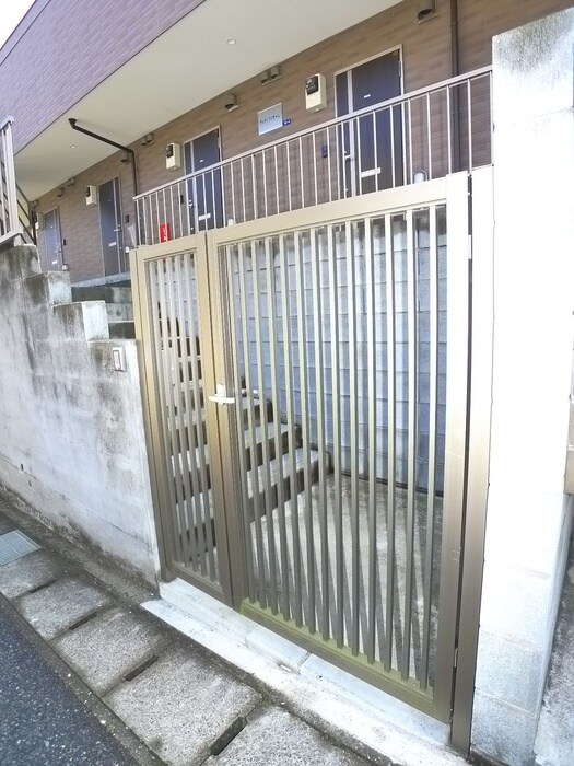 物件外観写真2　(エントランス部分)