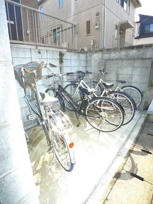物件外観写真4　(駐輪場)