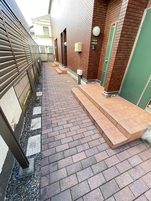 物件外観写真4　(エントランス部分)