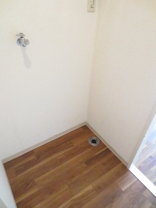 物件内観写真6　(洗濯機置場)