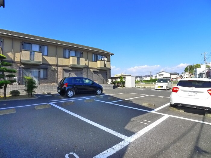 物件外観写真3　(駐車場)