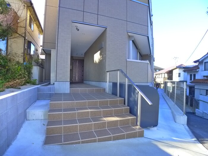 物件外観写真4　(エントランス部分)