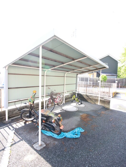 物件外観写真4　(駐輪場)