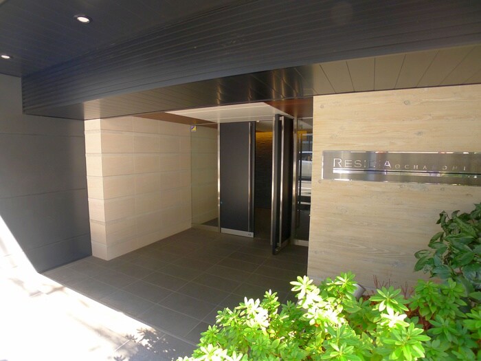 物件外観写真2　(エントランス部分)