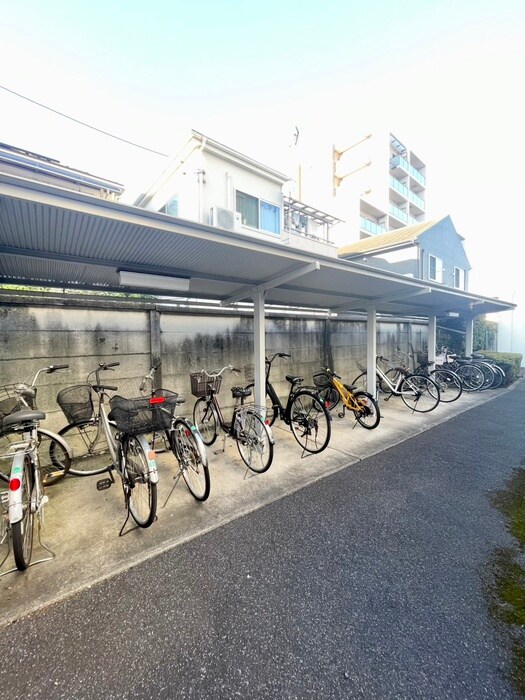 物件外観写真4　(駐輪場)