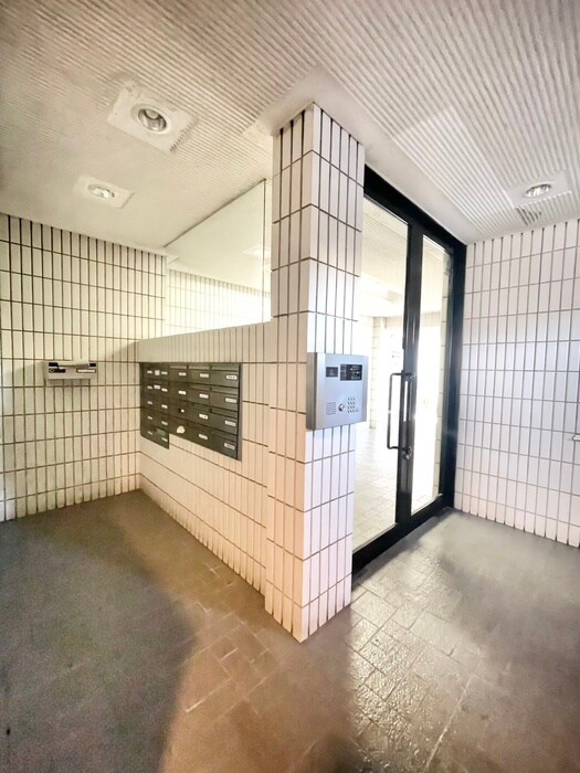 物件外観写真6　(エントランス部分)