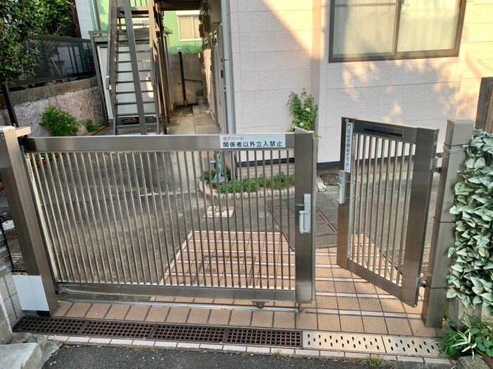 物件外観写真3　(エントランス部分)