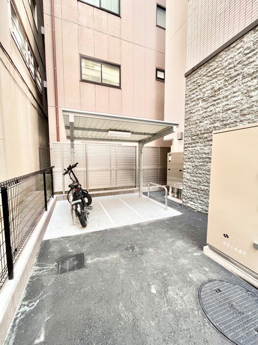 物件外観写真5　(バイク置き場)