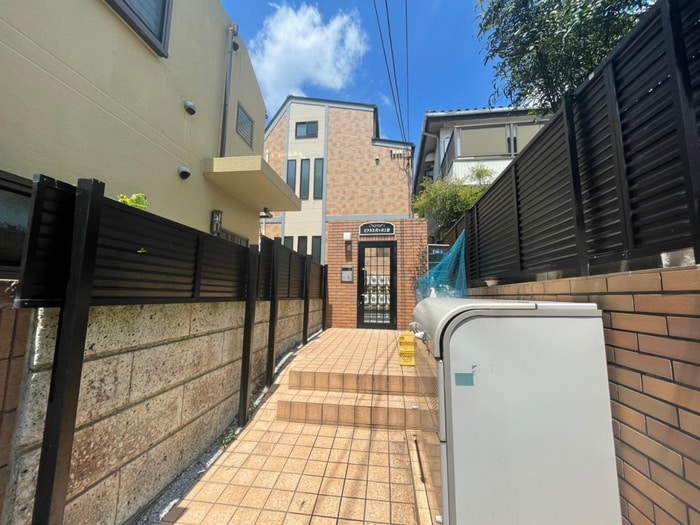 物件外観写真5　(エントランス部分)