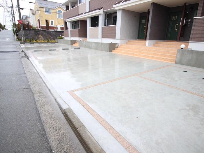 物件外観写真2　(駐車場)