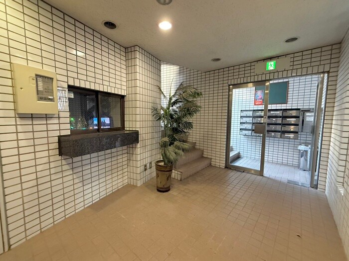 物件外観写真4　(エントランス部分)