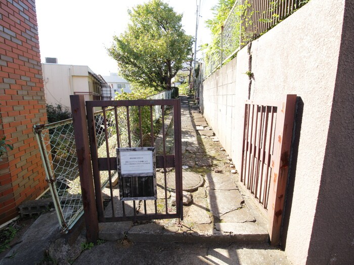 物件外観写真2　(エントランス部分)