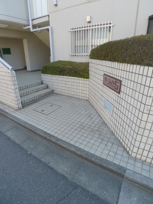 物件外観写真3　(エントランス部分)