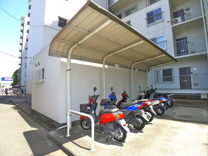 物件外観写真4　(バイク置き場)