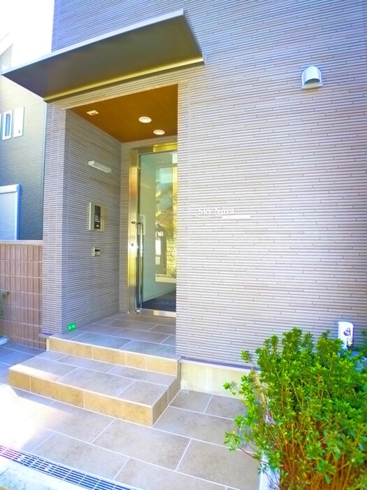 物件外観写真2　(エントランス部分)