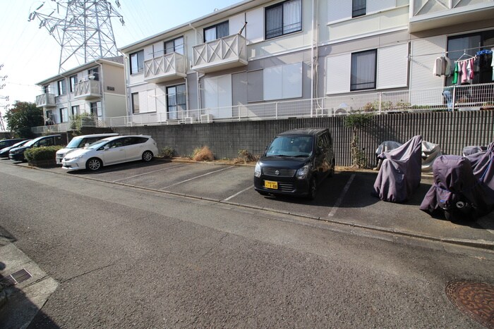 物件外観写真2　(駐車場)