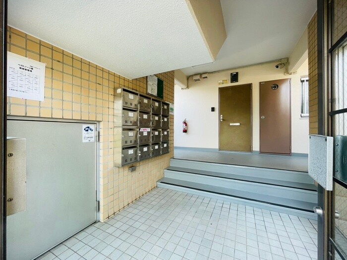 物件外観写真6　(エントランス部分)