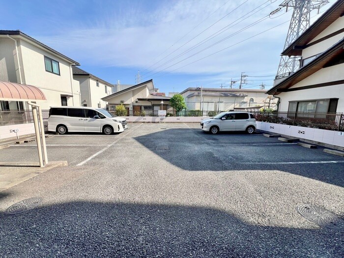 物件外観写真6　(駐車場)