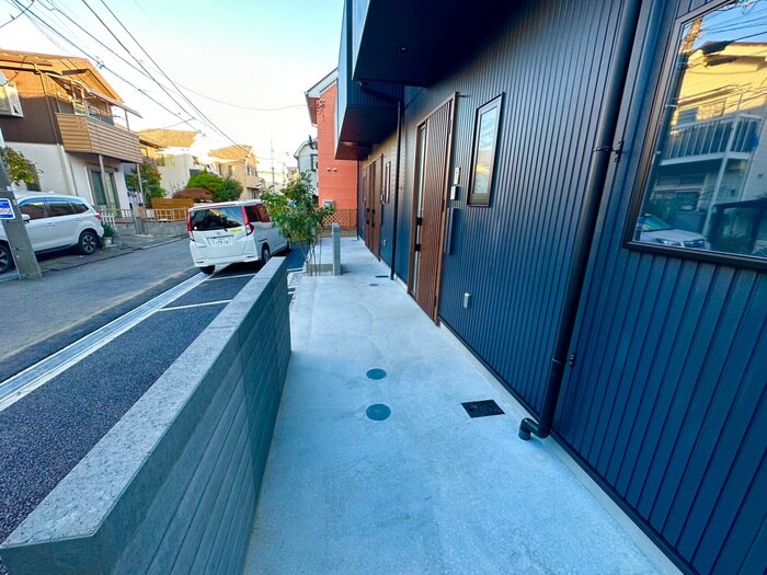 物件外観写真2　(エントランス部分)