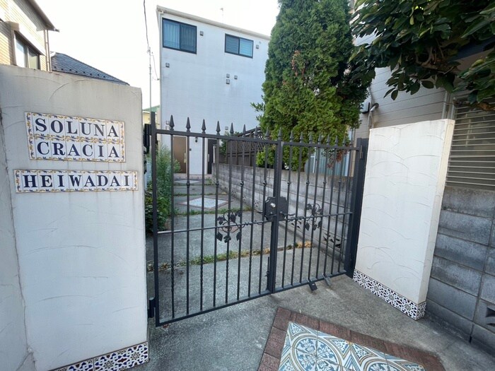 物件外観写真3　(エントランス部分)