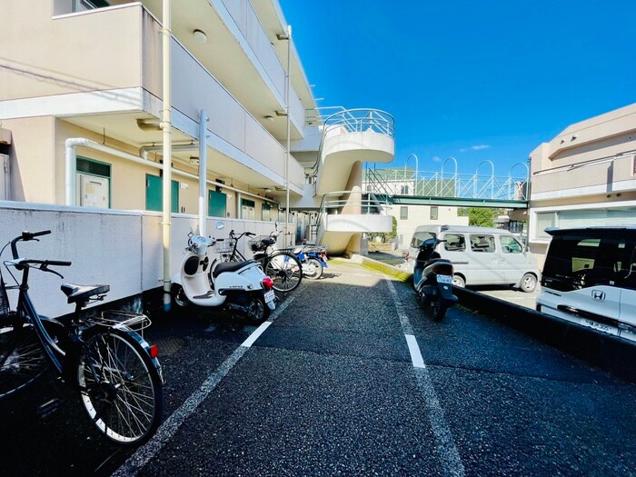 物件外観写真4　(駐輪場)
