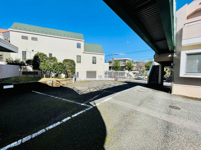 物件外観写真5　(駐車場)