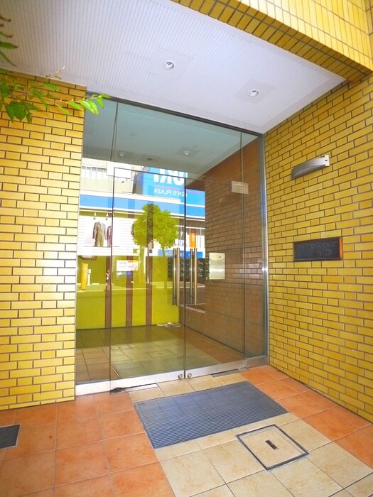 物件外観写真2　(エントランス部分)