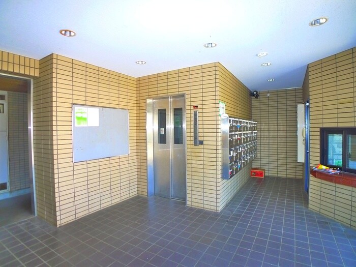 物件外観写真5　(エントランス部分)