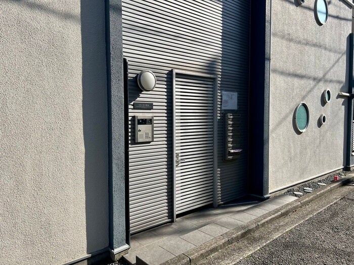 物件外観写真2　(エントランス部分)