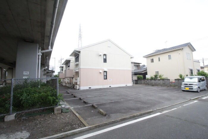 物件外観写真5　(駐車場)