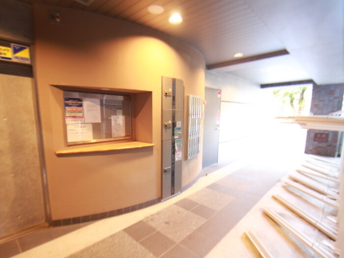 物件外観写真3　(エントランス部分)