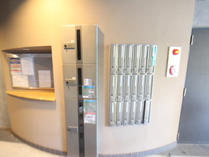 物件外観写真5　(エントランス部分)