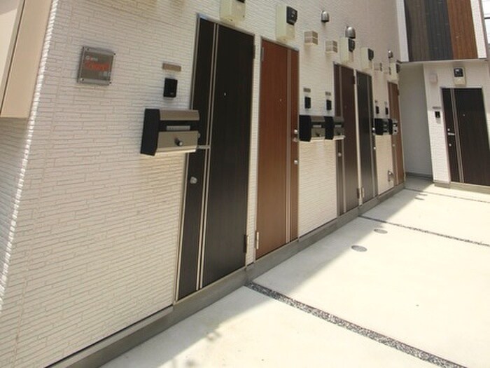 物件外観写真3　(エントランス部分)