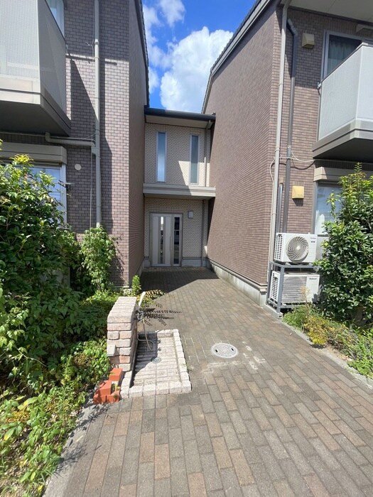 物件外観写真2　(エントランス部分)